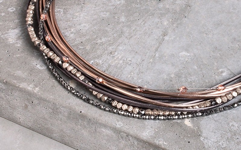 Roségoldene Kette mit Metallic-Bändern
