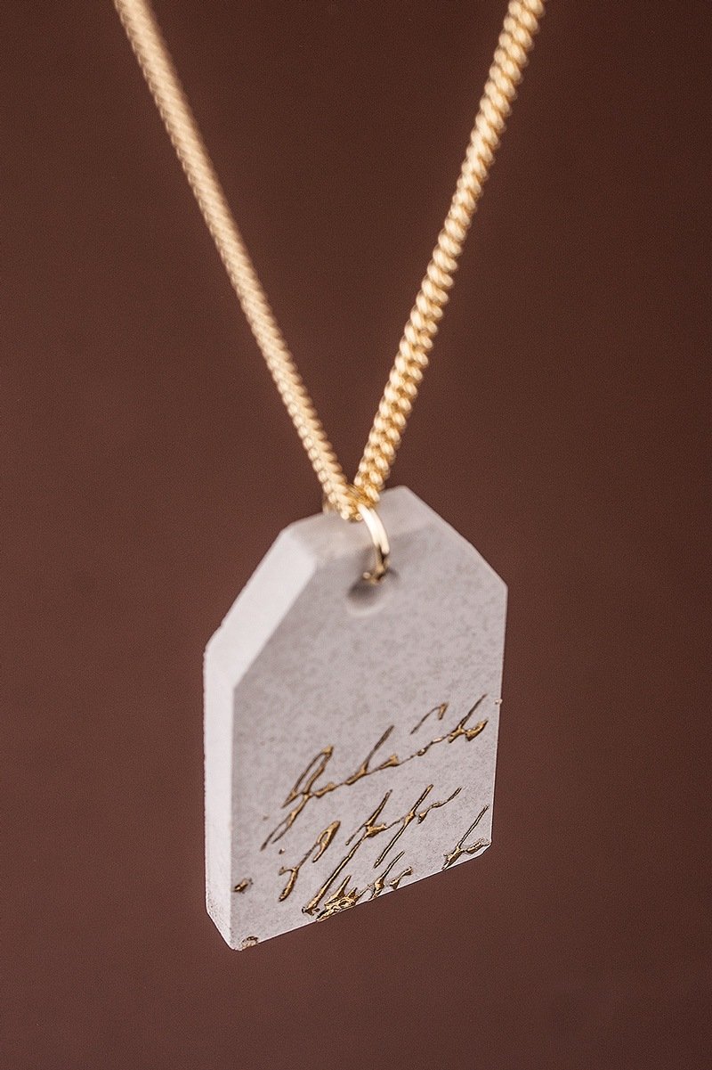 Schmuckanhänger Tag mit goldener Schrift