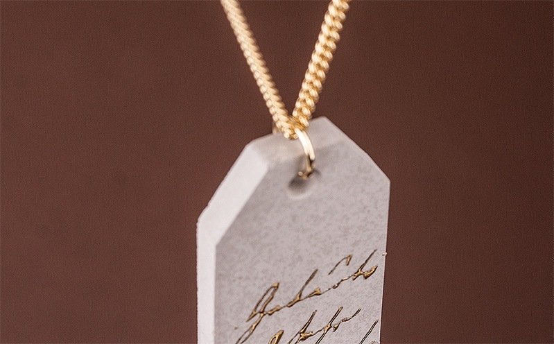 Schmuckanhänger Tag mit goldener Schrift
