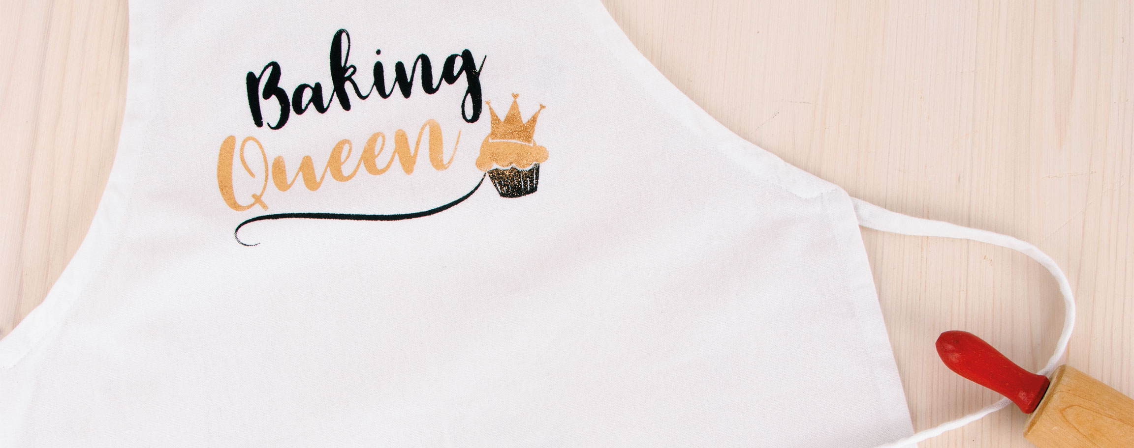 White child’s apron „Baking Queen“