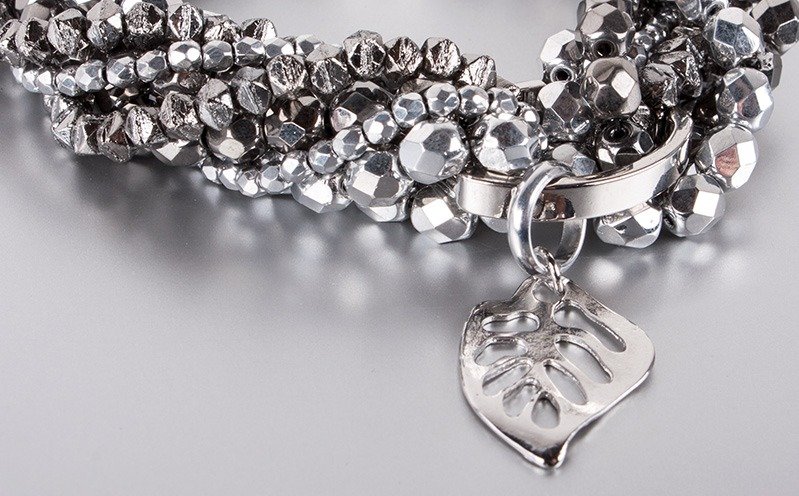 Silberfarbenes, gedrehtes Armband