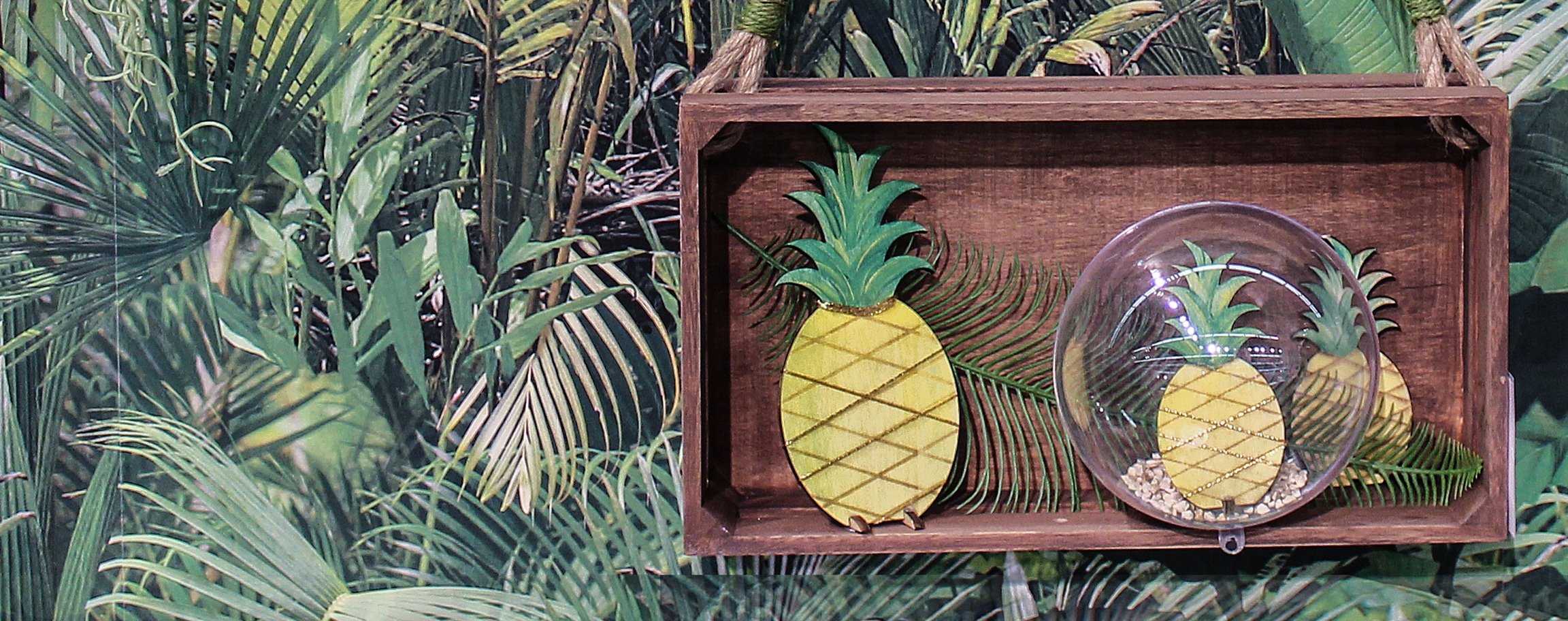 Wall-decoration wooden crate with pineapple