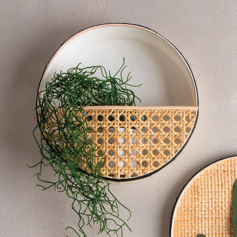 Wandobjekt mit Wiener-Rattan-Geflecht und Blumentopf
